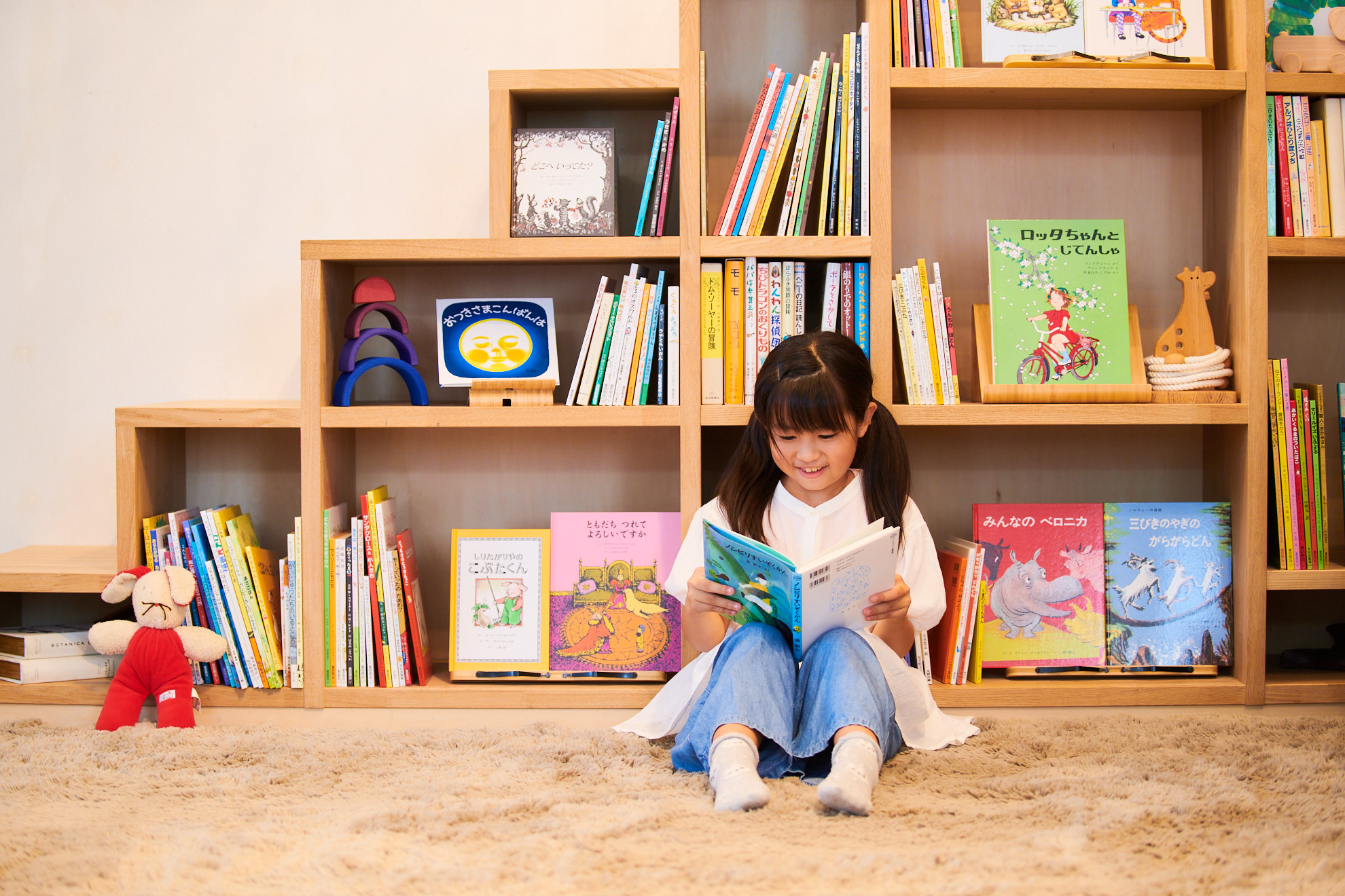 本棚の前で本を読む子ども