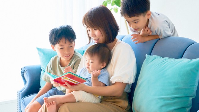 家族で絵本を楽しむ風景